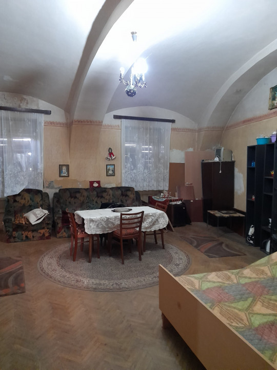 Apartament 2 camere la curte comuna, central, Str. Tudor Vladimirescu nr 25