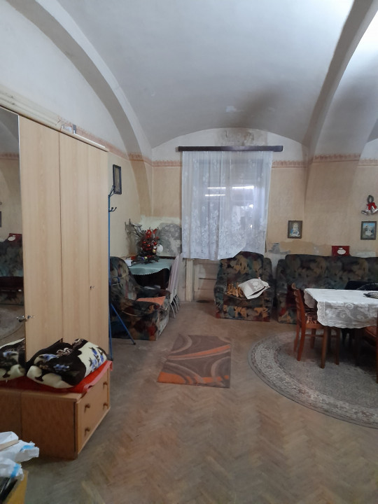 Apartament 2 camere la curte comuna, central, Str. Tudor Vladimirescu nr 25