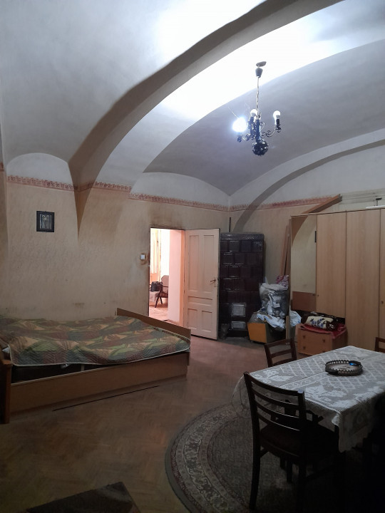 Apartament 2 camere la curte comuna, central, Str. Tudor Vladimirescu nr 25