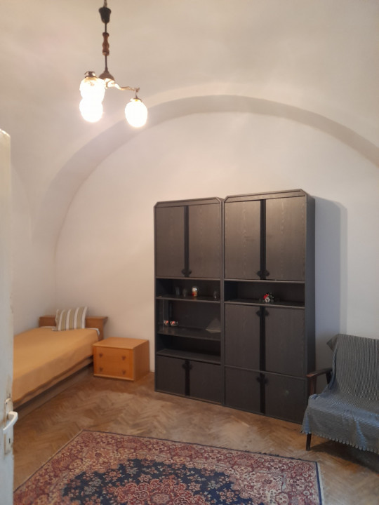 Apartament 2 camere la curte comuna, central, Str. Tudor Vladimirescu nr 25