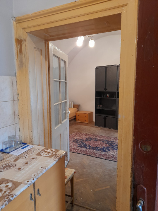 Apartament 2 camere la curte comuna, central, Str. Tudor Vladimirescu nr 25