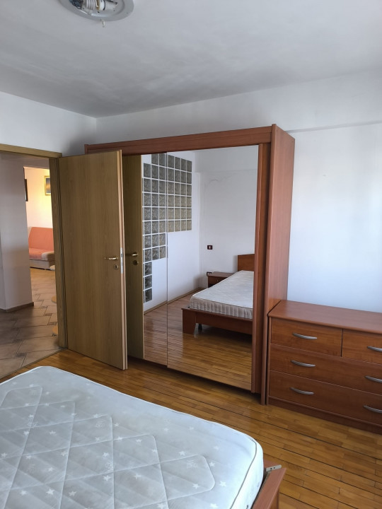 Apartament 3 camere, Decebal Str. Aluminei