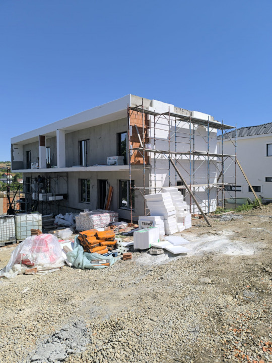 Casa tip duplex, pe dealurile Oradiei, Str. Renasterii
