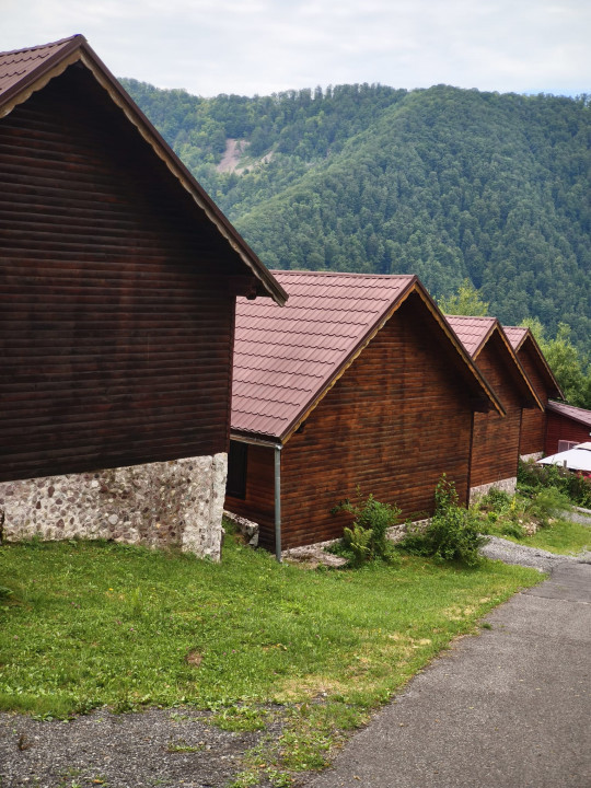 4 cabane din lemn, zona BOGA.