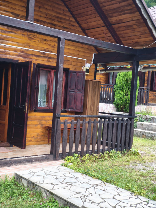  4 cabane din lemn, zona BOGA.