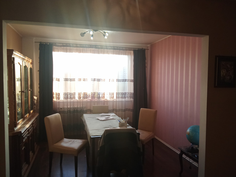 Apartament 4 camere,Bloc reabilitat ,Decebal, Str. Splaiul Crisanei