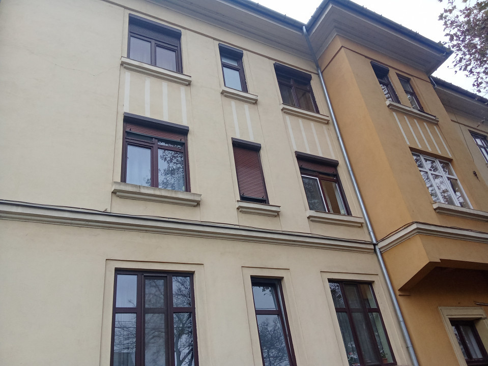 Apartament 3 camere, Centru , Str. Calea Republicii
