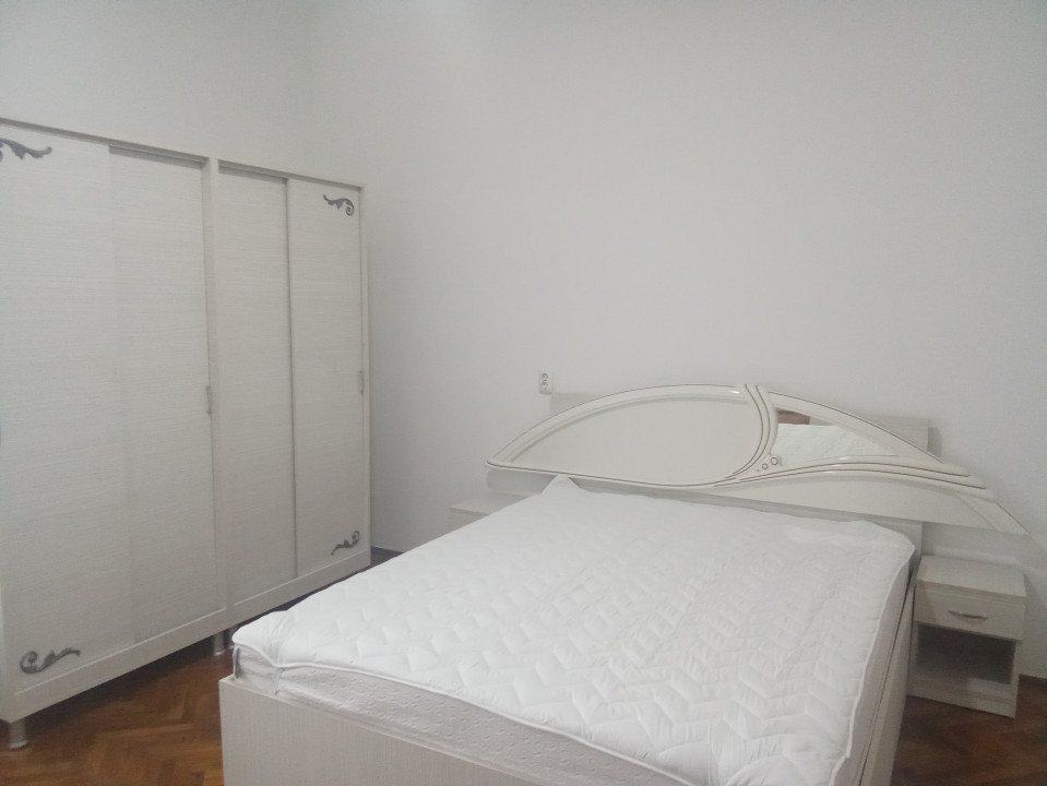 Apartament 3 camere, Centru , Str. Calea Republicii
