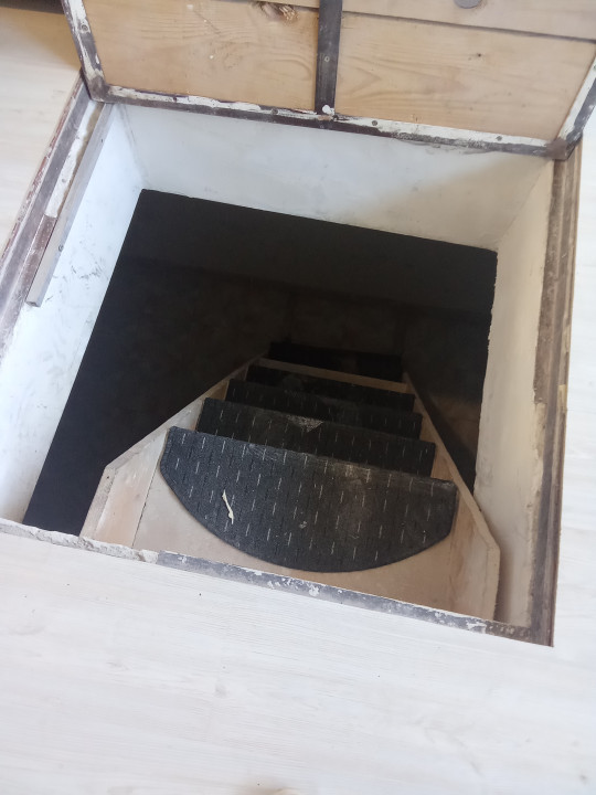 Apartament 1 camera, (30 mp+ un beci de 18 mp) Str Rogerius, Str. Sovata