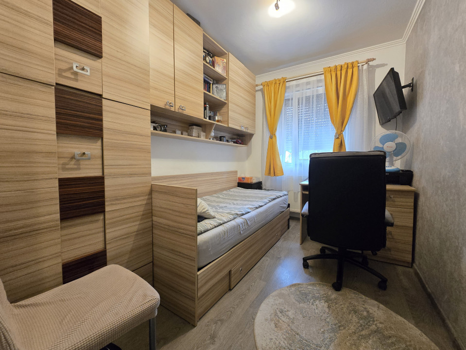 Apartament 3 camere | Etaj 2 | Renovat | Zona Velenta - lângă Complex