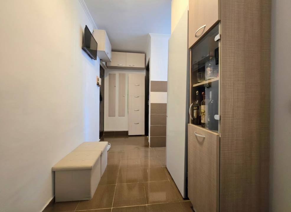Apartament 3 camere | Etaj 2 | Renovat | Zona Velenta - lângă Complex