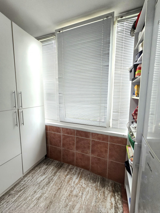 Apartament 3 camere | Etaj 2 | Renovat | Zona Velenta - lângă Complex