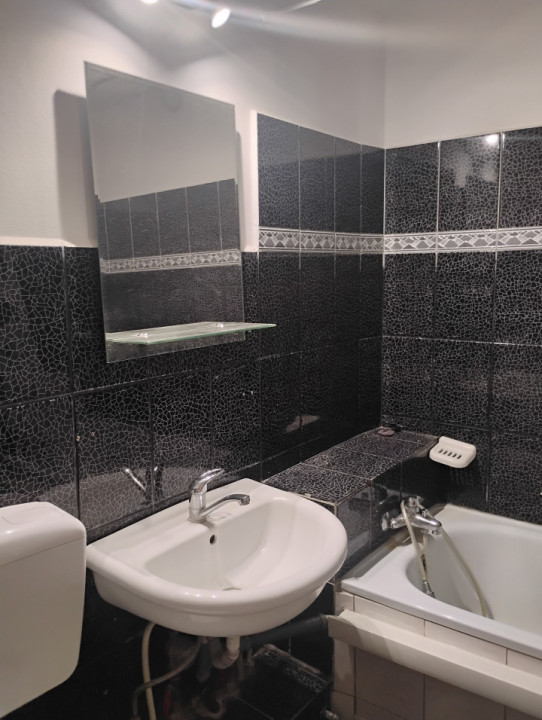 Apartament 3 camere bloc reabilitat,Rogerius, Str. Locomotivei